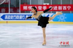 青海西宁：百余名选手冰上起舞